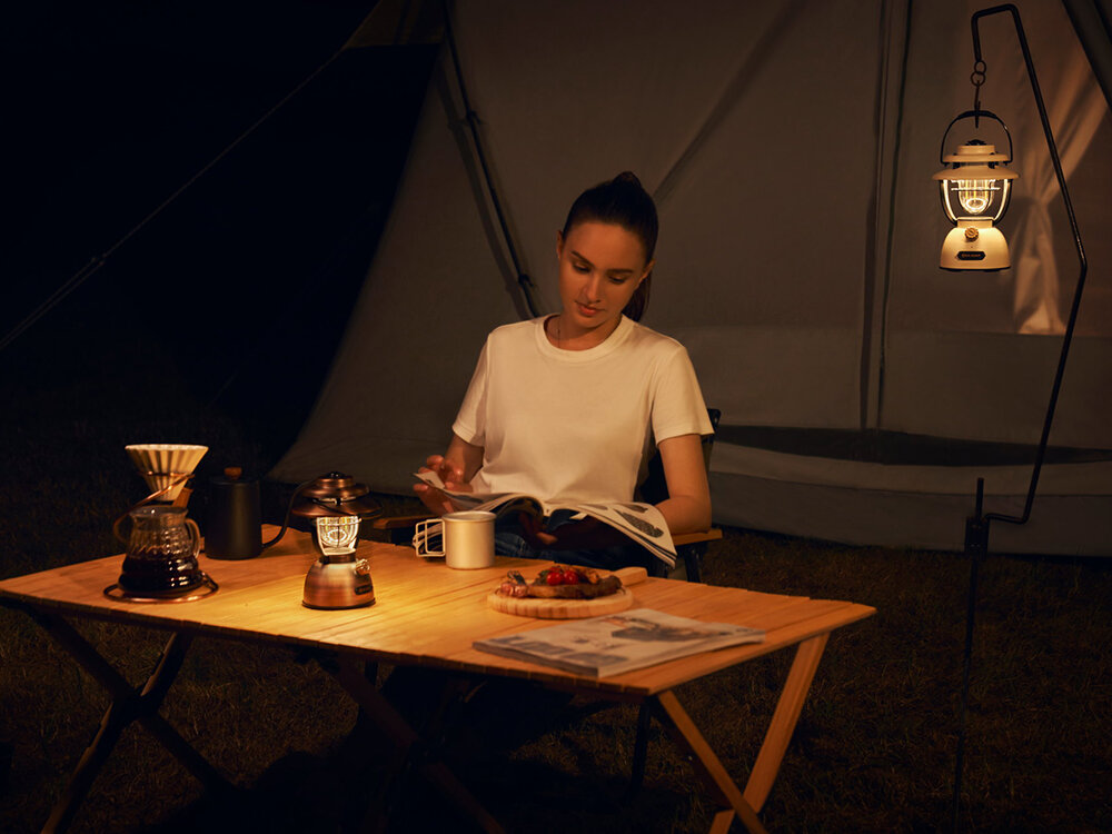 Latarka OLIGHT OL126177 Latarnia biwakowa, wygoda, ciepło, światło, oświetlenia, Czytanie książki w namiocie przy dwóch latarniach