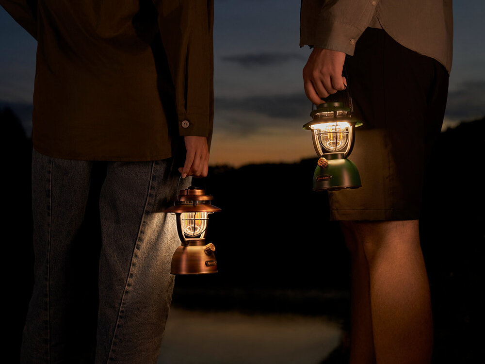 Latarka OLIGHT OL126177 Latarnia biwakowa, metal, IPX5, stylowa, trwała, Dwie latarnie retro niesione o zmierzchu