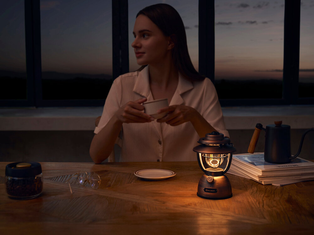 Latarka OLIGHT OL126177 Latarnia biwakowa, powerbank, 18W, USB-A, USB-C, Wieczorna kawa przy latarni na stole