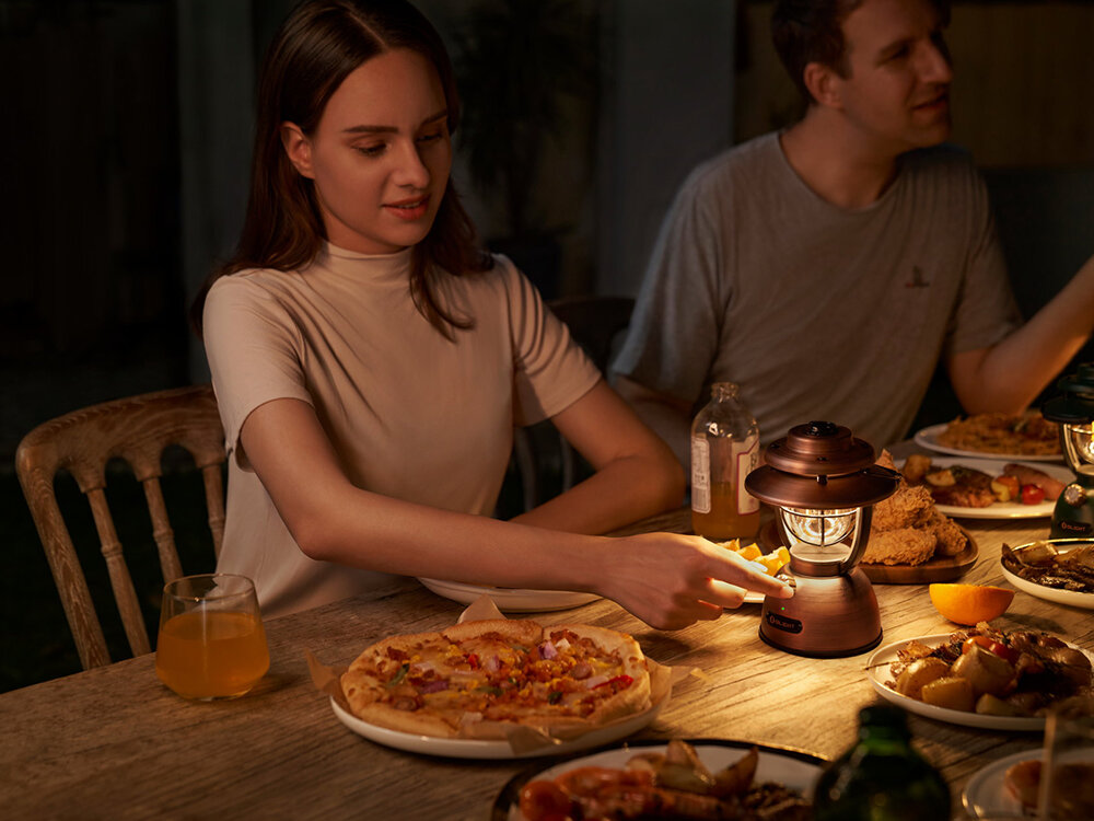 Latarka OLIGHT OL126177 Latarnia biwakowa, diody, poziom, ładowanie, pokrętło, Kolacja w ogrodzie oświetlona latarnią retro