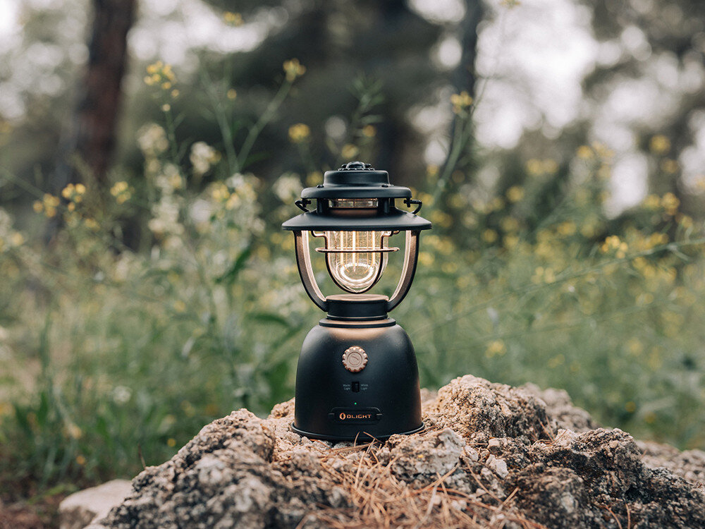 Lampa kempingowa OLIGHT Olantern Stretch OL003380, regulowane, jasność, retro, LED, Lampa Olantern Stretch stojąca na skalistej ziemi