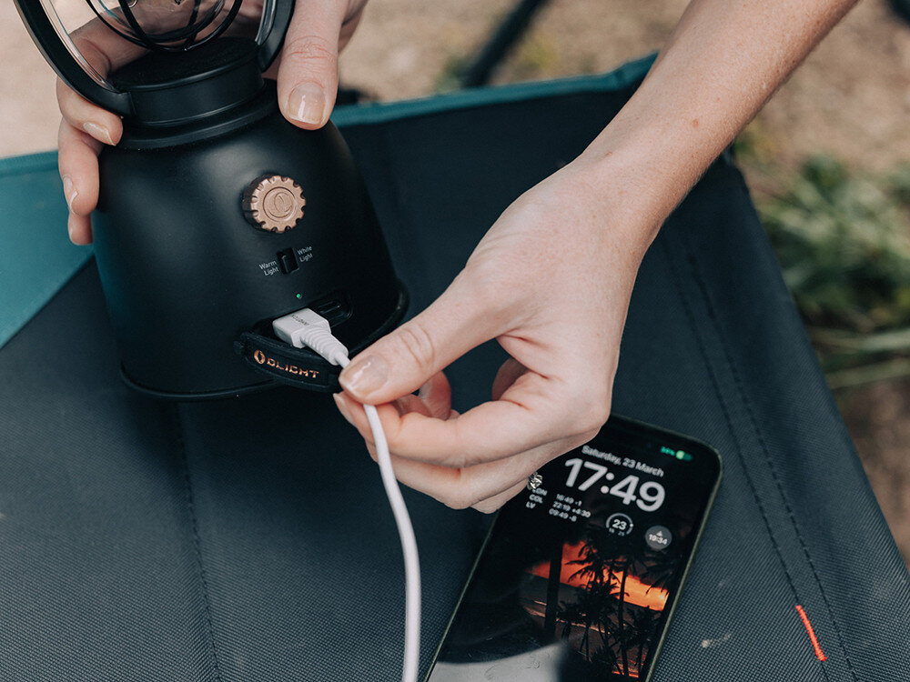 Lampa kempingowa OLIGHT Olantern Stretch OL003380, 16000mAh, USB-C, USB-A, powerbank, Ładowanie telefonu z lampy pełniącej powerbank
