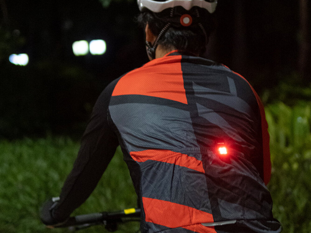 Latarka OLIGHT Oclip OL005483 Pomarańczowy, białe, czerwone, sygnalizacja, noc, Czerwone światło Oclip jako lampka rowerowa