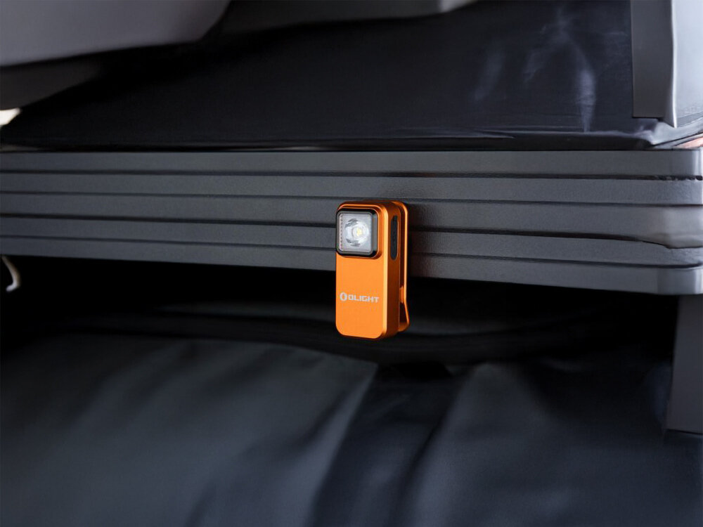 Latarka OLIGHT Oclip OL005483 Pomarańczowy, magnes, klips, bezręczne, mocowanie, Oclip przypięty do ramy łóżka w kamperze