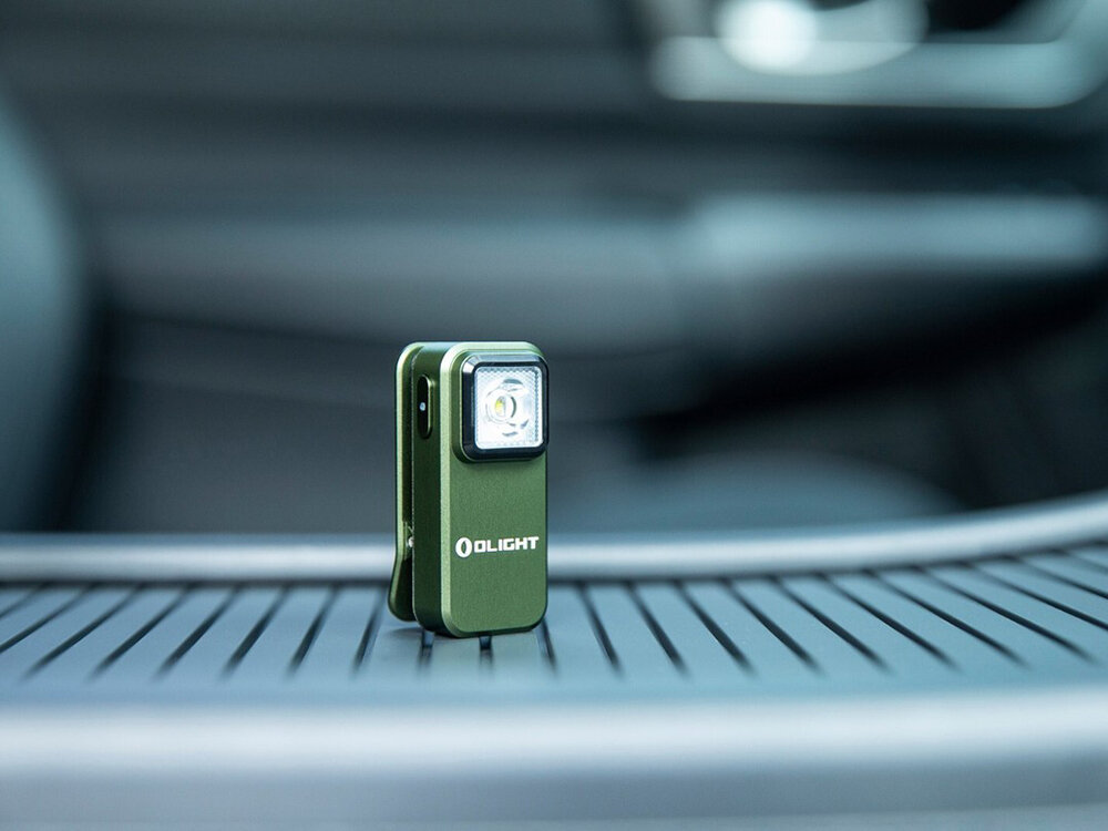 Latarka OLIGHT Oclip OL005049 Zielony, EDC, mocna, praktyczna, ergonomiczna, Zielona Oclip stojąca na desce rozdzielczej