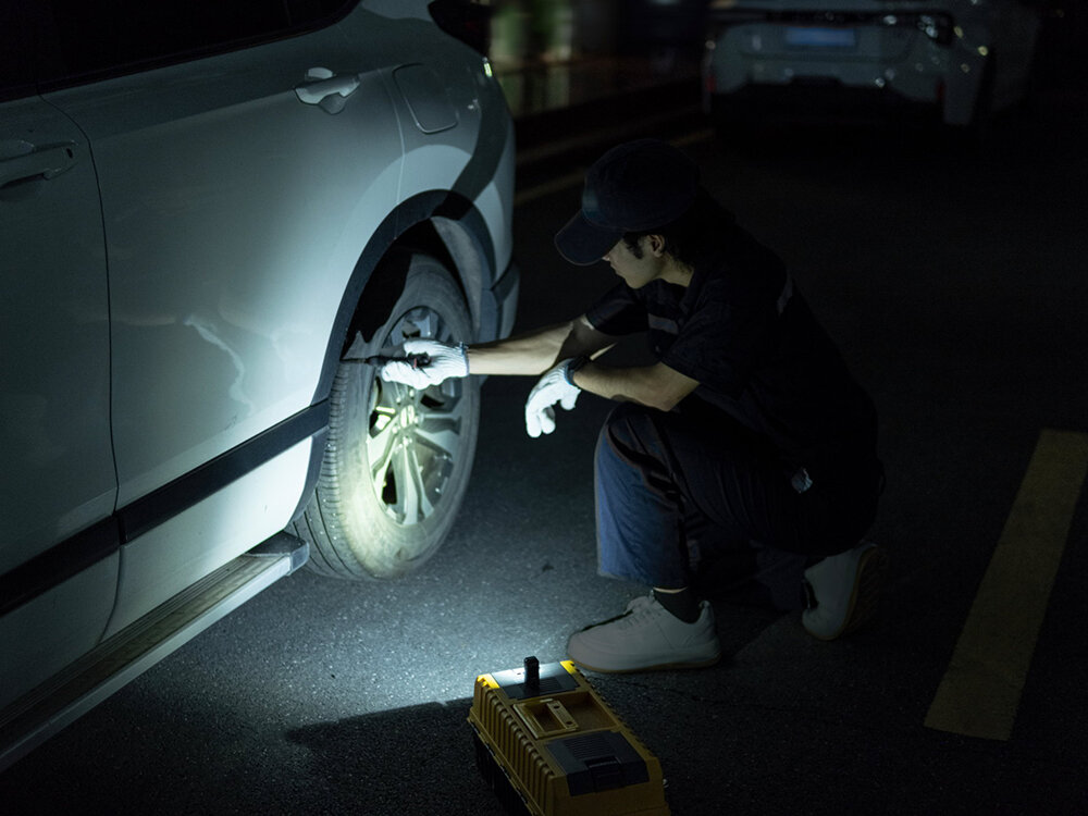 Latarka OLIGHT Oclip OL005049 Zielony, akumulator, USB-C, szybkie, ładowanie, Latarka Oclip oświetla koło podczas naprawy