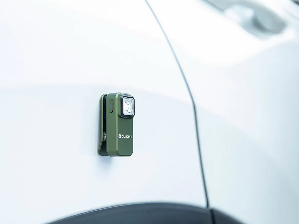 Latarka OLIGHT Oclip OL005049 Zielony, magnes, klips, bezręczne, mocowanie, Oclip przyczepiony magnetycznie do drzwi auta
