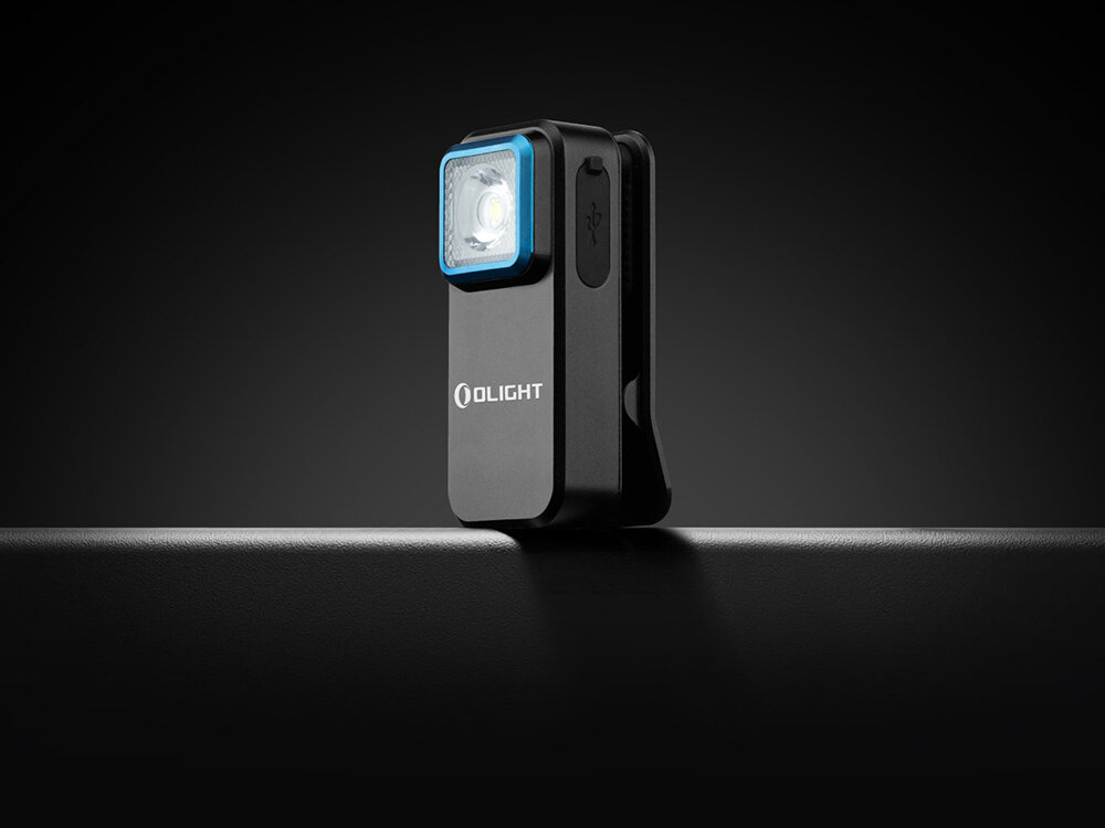 Latarka OLIGHT Oclip OL002703 Czarny, EDC, mocna, praktyczna, ergonomiczna, Latarka Oclip stojąca pionowo na krawędzi