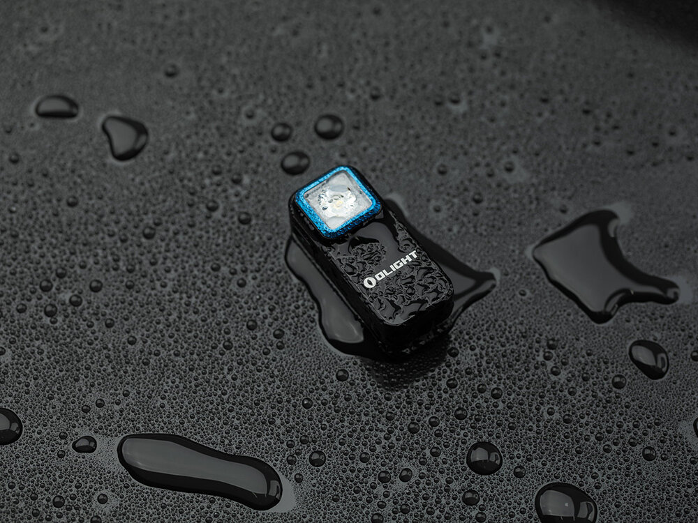 Latarka OLIGHT Oclip OL002703 Czarny, akumulator, USB-C, szybkie, ładowanie, Wodoodporna latarka Oclip pokryta kroplami wody