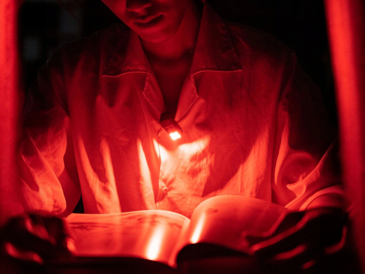 Latarka OLIGHT Oclip OL002703 Czarny, lekka, ergonomia, kieszonkowa, EDC, Czerwone światło Oclip podczas nocnego czytania