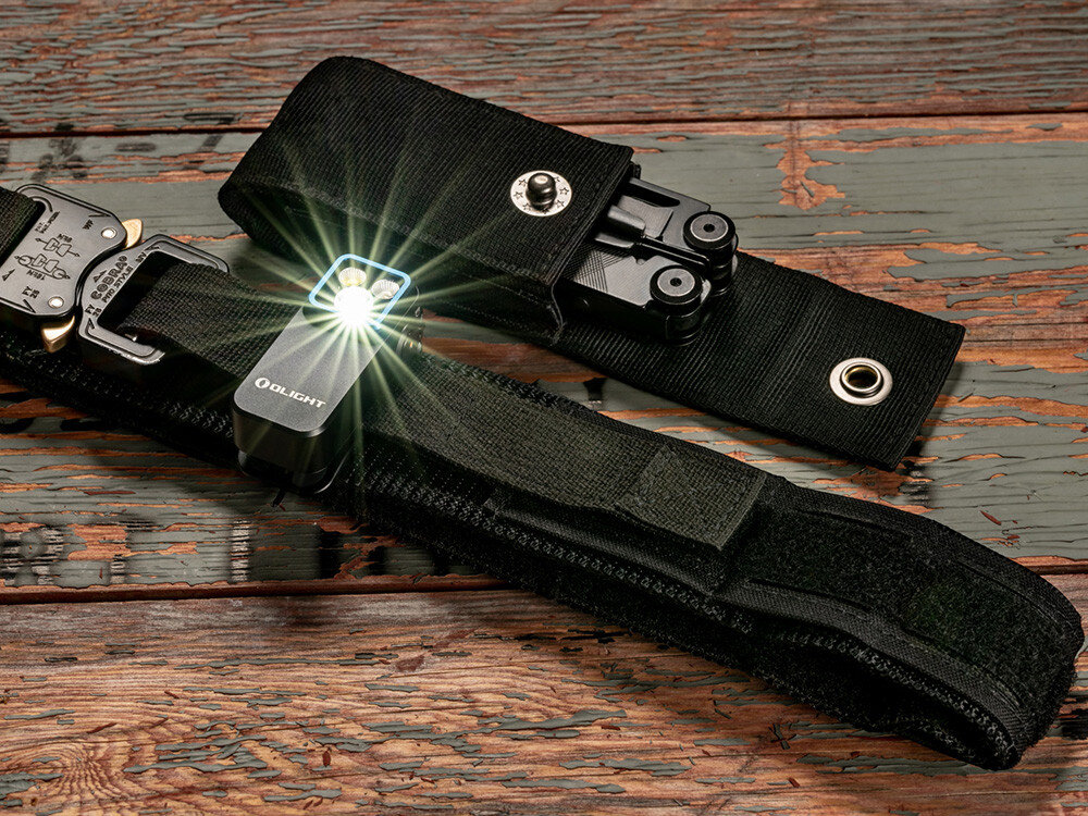 Latarka OLIGHT OL004547, trzy tryby, wszechstronna, lekka, do awaryjnych, Oclip Pro zamocowana do paska, mocne światło, akcesoria EDC, drewniana powierzchnia.