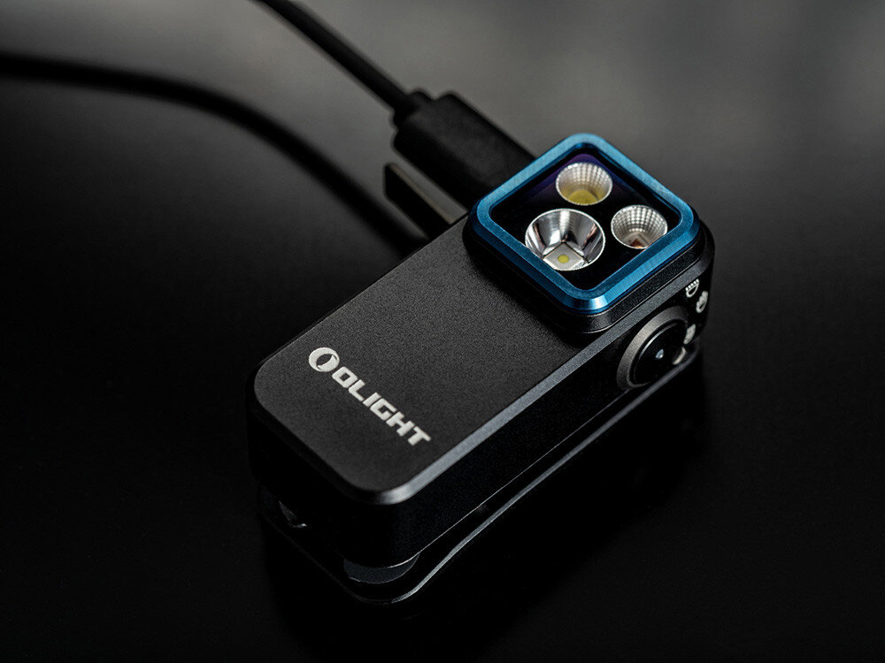 Latarka OLIGHT OL004547, szybkie ładowanie, USB-C, akumulator, gotowość, Olight Oclip Pro podłączona do ładowania przez USB-C, czarne tło, niebieska ramka LED.
