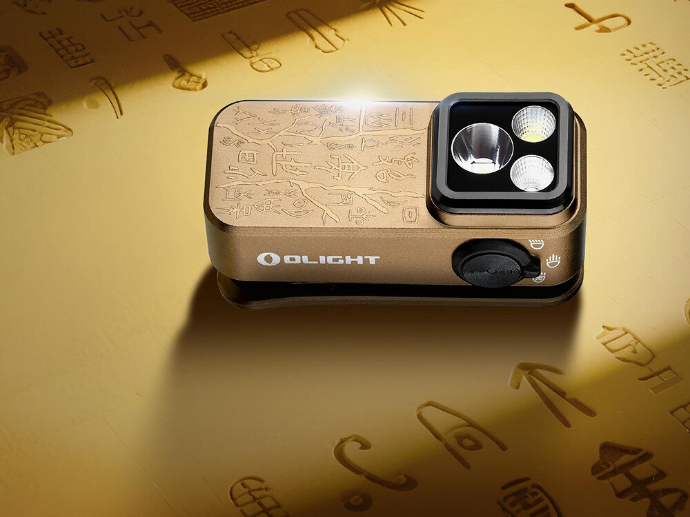 Latarka OLIGHT OL693118, szybkie ładowanie, USB-C, akumulator, gotowość, Olight Oclip Pro Ancient Script, misterny grawer egipski, złote tło, detaliczne wykonanie.