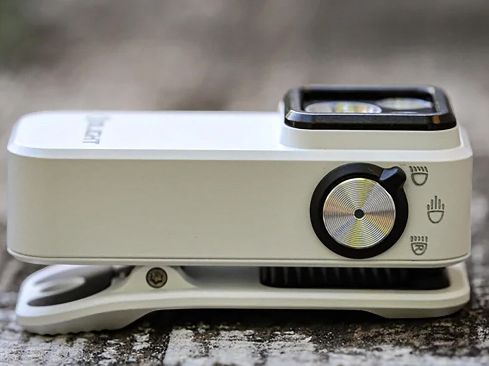 Latarka OLIGHT OL692753, szybkie ładowanie, USB-C, akumulator, gotowość, Oclip Pro biała z dużym pokrętłem trybów, detaliczny zbliżony widok na klips i wykończenie.