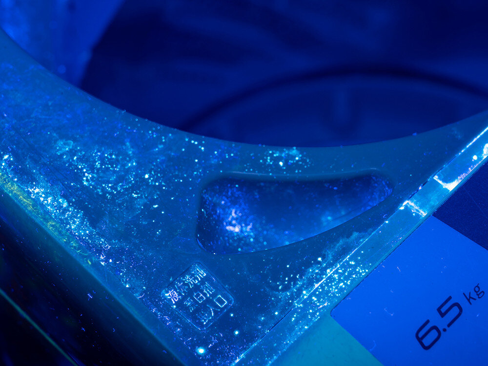 Latarka OLIGHT OL692364, rozproszone, skupione, UV, bezpieczeństwo, Przedmiot podświetlony intensywnym światłem UV