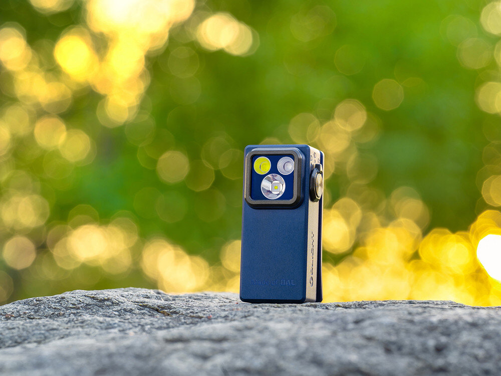 Latarka OLIGHT OL692364, O-aluminium, anodyzacja, IPX6, wytrzymałość, Oclip Ultra na skale w świetle zachodzącego słońca