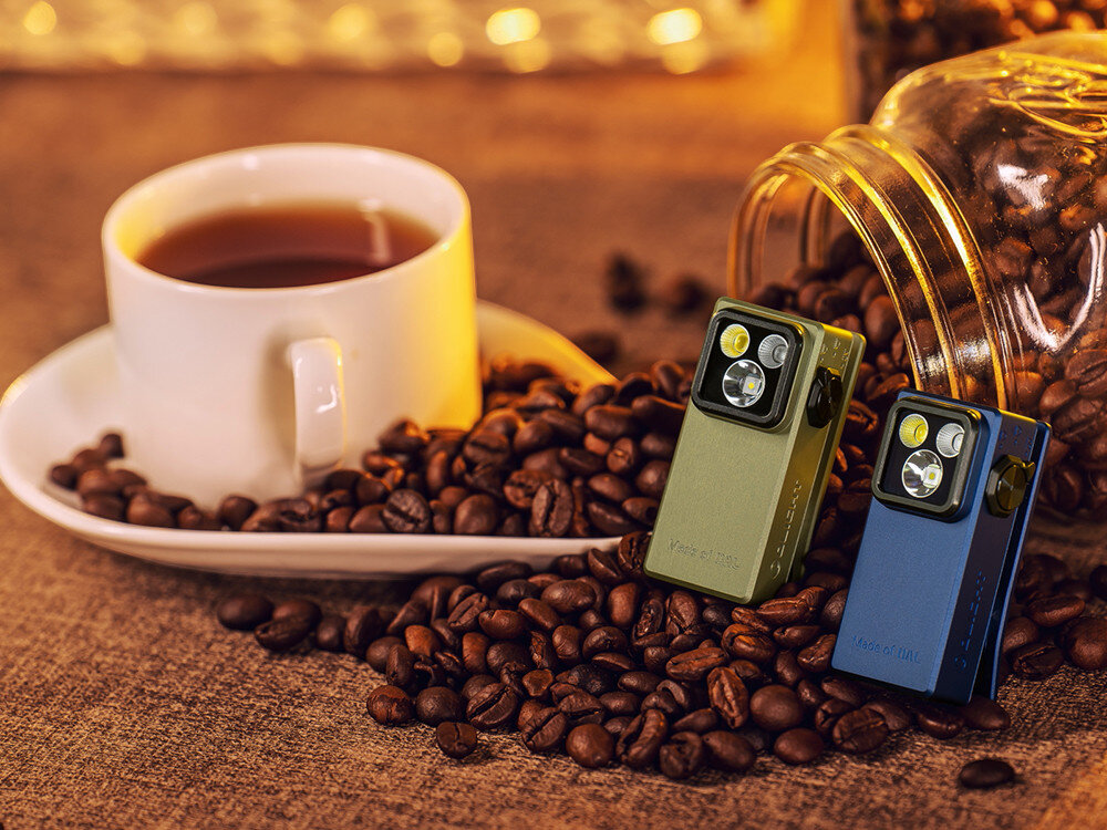 Latarka OLIGHT OL692364, akumulator, 580mAh, USB-C, szybkie, Dwie Oclip Ultra wśród ziaren kawy przy filiżance