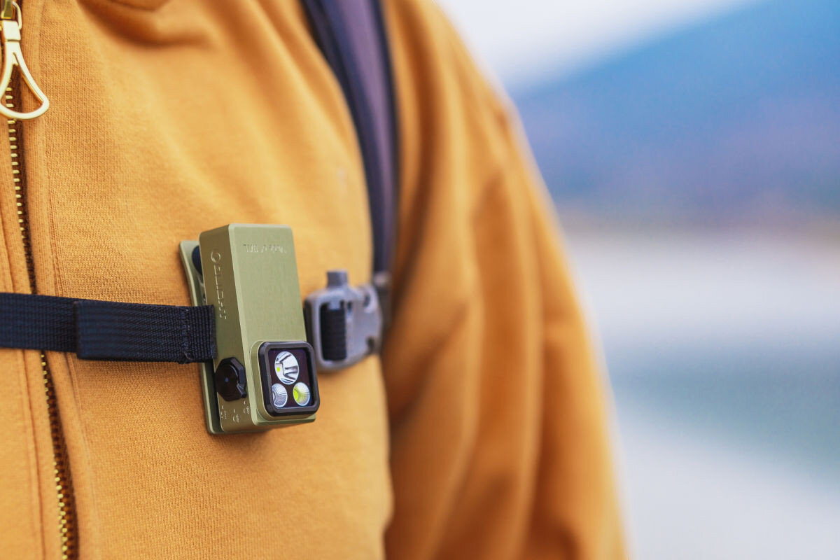 Latarka OLIGHT OL691985, O-aluminium, anodyzacja, IPX6, wytrzymałość, Oclip Ultra przypięta do szelek plecaka w terenie