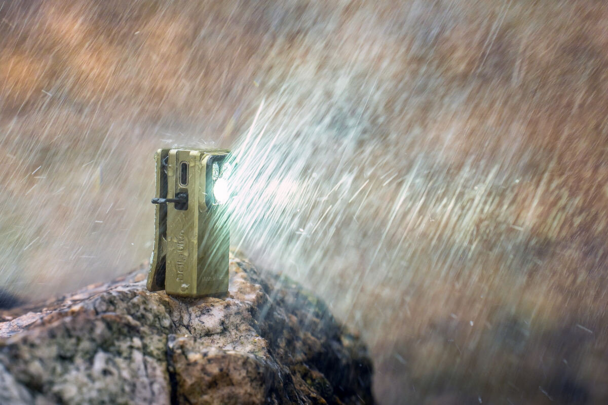 Latarka OLIGHT OL691985, akumulator, 580mAh, USB-C, szybkie, Oclip Ultra świeci w ulewnym deszczu na skale