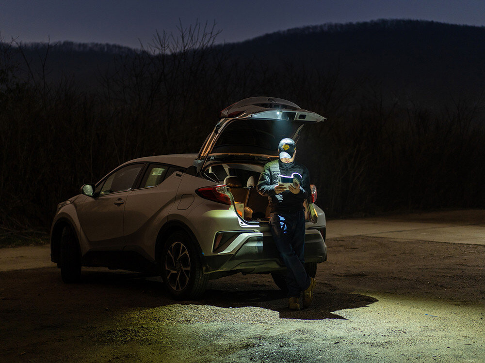 Latarka OLIGHT OL691985, klips, magnes, montaż, smycz, Nocny postój z autem oświetlonym latarką Oclip