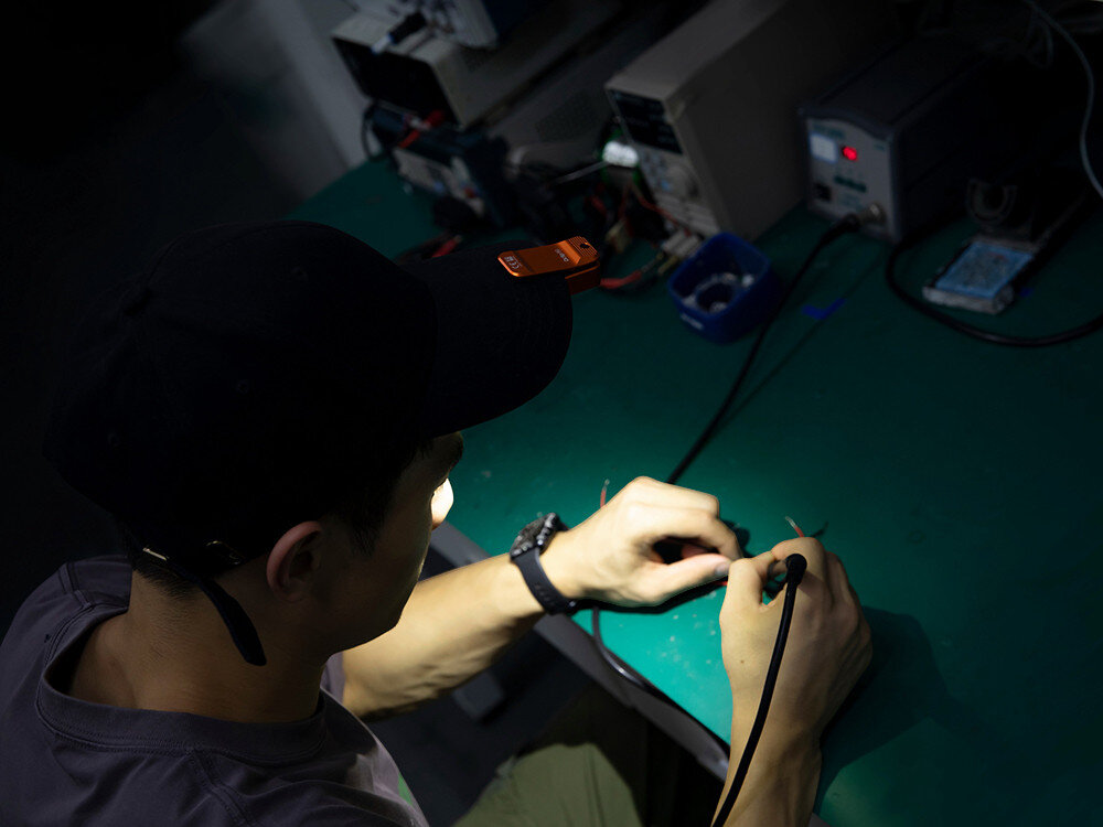 Latarka OLIGHT OL693934, szybkie ładowanie, USB-C, akumulator, gotowość, Latarka Oclip Pro przypięta do daszka czapki, umożliwia precyzyjną pracę oburącz przy stole.