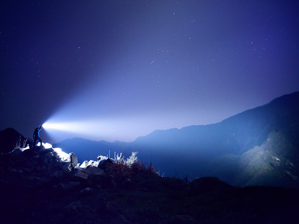 Latarka OLIGHT X9R QL925143, światło, oświetlanie, latarka, profesjonalistów, Szperacz X9R rozświetla górski krajobraz