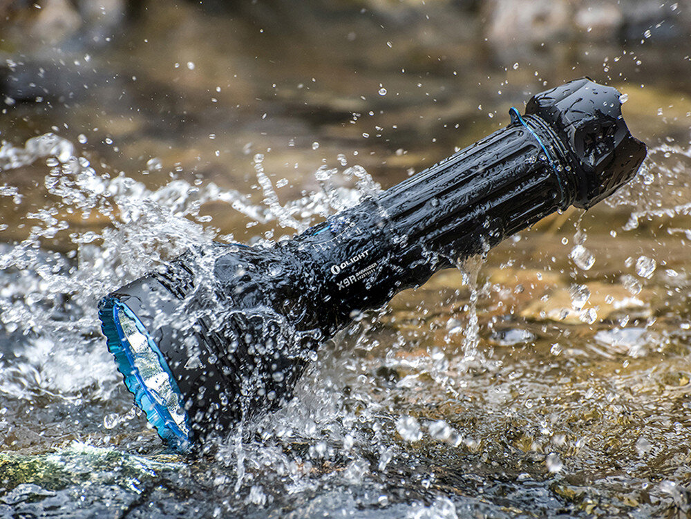 Latarka OLIGHT X9R QL925143, aluminium, koronka, IPX7, wytrzymała, Wodoodporna X9R w bryzgającej wodzie