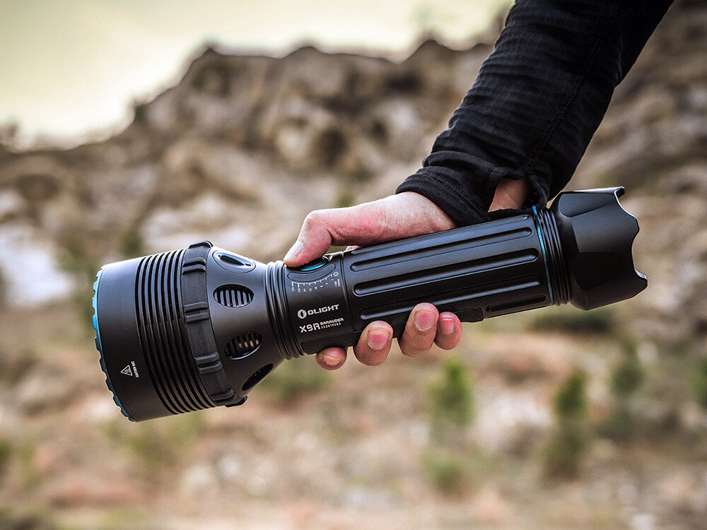 Latarka OLIGHT X9R QL925143, czujnik, temperatura, stabilizacja, bezpieczeństwo, Uchwyt latarki X9R Marauder w dłoni
