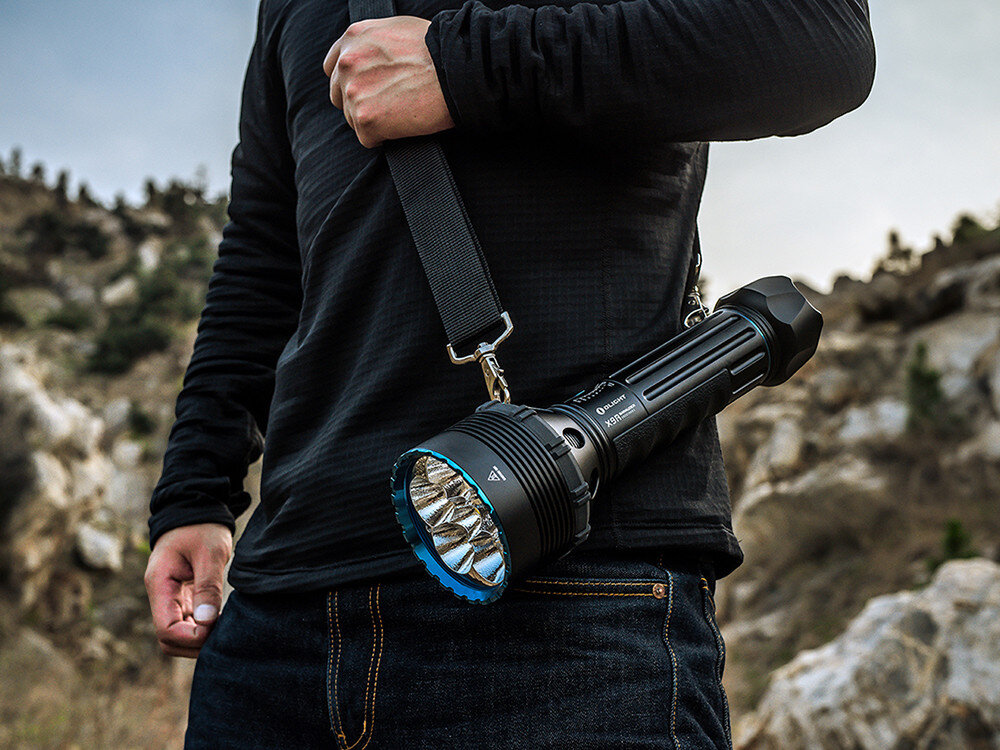 Latarka OLIGHT X9R QL925143, wskaźnik, tryby, pamięć, stabilizacja, X9R Marauder na pasku na ramieniu