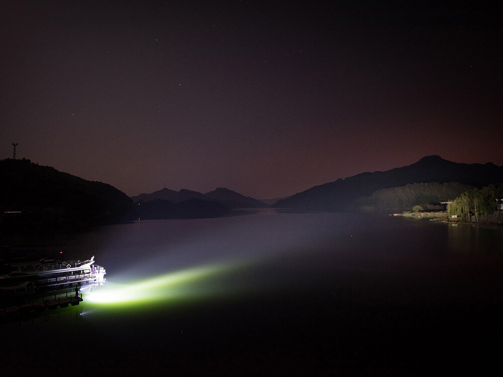 Latarka OLIGHT X9R QL925143, walizka, pasek, sieciowa, samochodowa, Potężny strumień X9R oświetla taflę jeziora