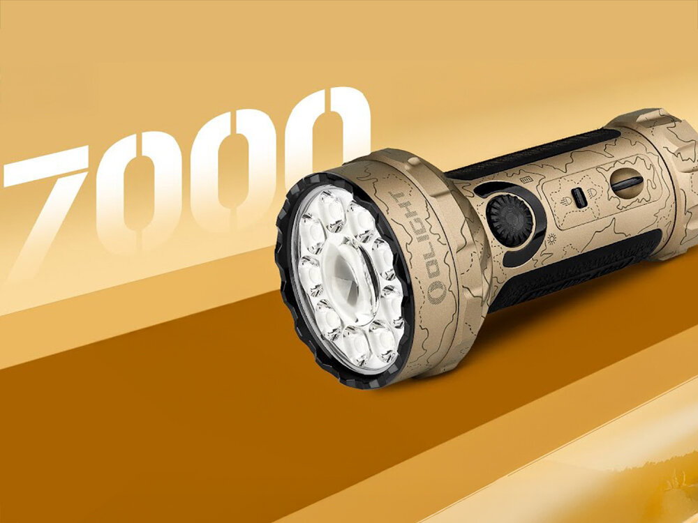 Latarka OLIGHT Marauder Mini QL691626 Piaskowy, 7000 lumenów, ergonomia, floodlight, RGB, Olight Marauder Mini Desert z bliska, na tle napisu 7000, piaskowa obudowa, promienie światła.