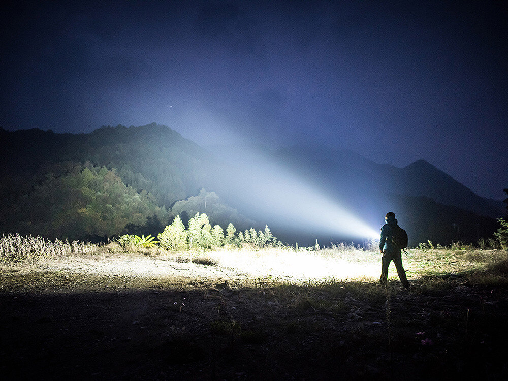 Latarka OLIGHT Marauder 2 QL121615, profesjonaliści, światło, oświetlenie, latarka, Użytkownik oświetla dolinę szerokim strumieniem