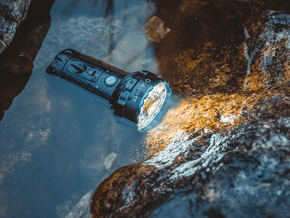 Latarka OLIGHT Marauder 2 QL121615, szeroka, wiązka, punktowe, doświetlenie, Latarka Marauder 2 świeci zanurzona w wodzie