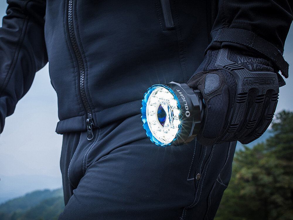 Latarka OLIGHT Marauder 2 QL121615, aluminium, IPX8, koronka, wytrzymała, Marauder 2 w rękawicy taktycznej w terenie