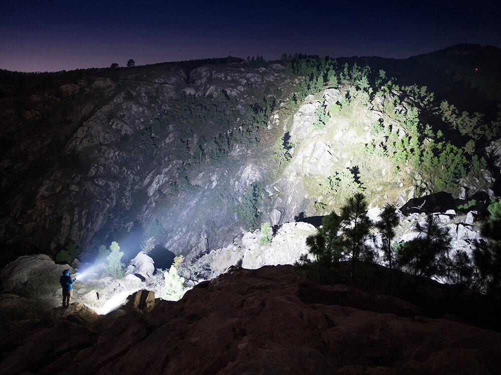 Latarka OLIGHT Marauder 2 QL121615, 3×21700, 54Wh, USB-C, powerbank, Potężny floodlight oświetla skaliste zbocze