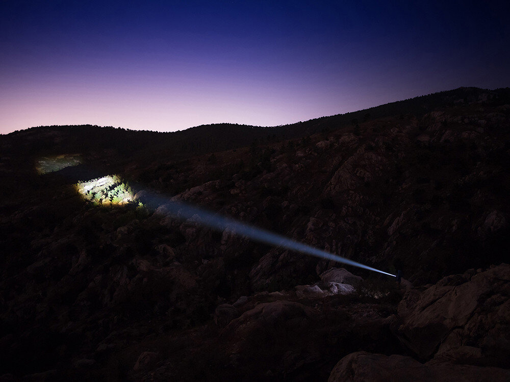 Latarka OLIGHT Marauder 2 QL121615, 7 poziomów, 800m, 40h, wydajność, Skupiony Spotlight doświetla fragment lasu