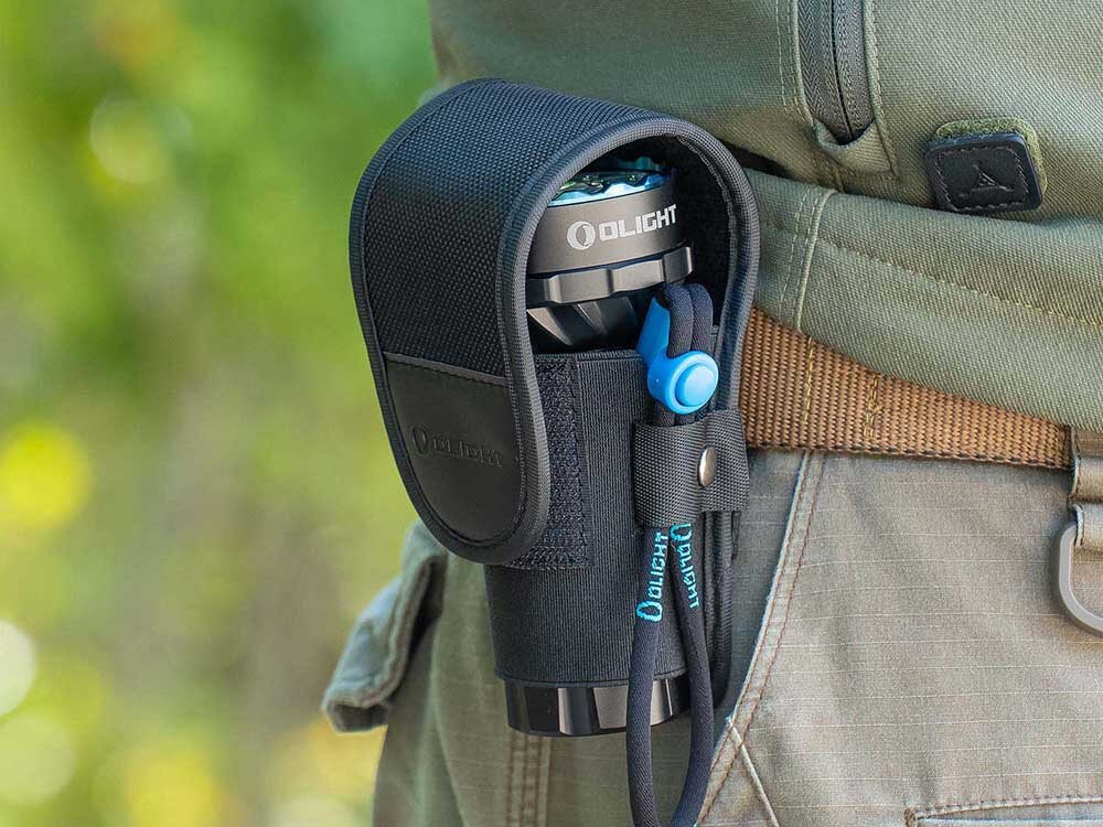 Latarka OLIGHT Marauder Mini QL000495 Czarny, ratownictwo, służby, outdoor, noc, Marauder Mini w kaburze na pasie, zaczepiona przy spodniach, łatwość transportu.