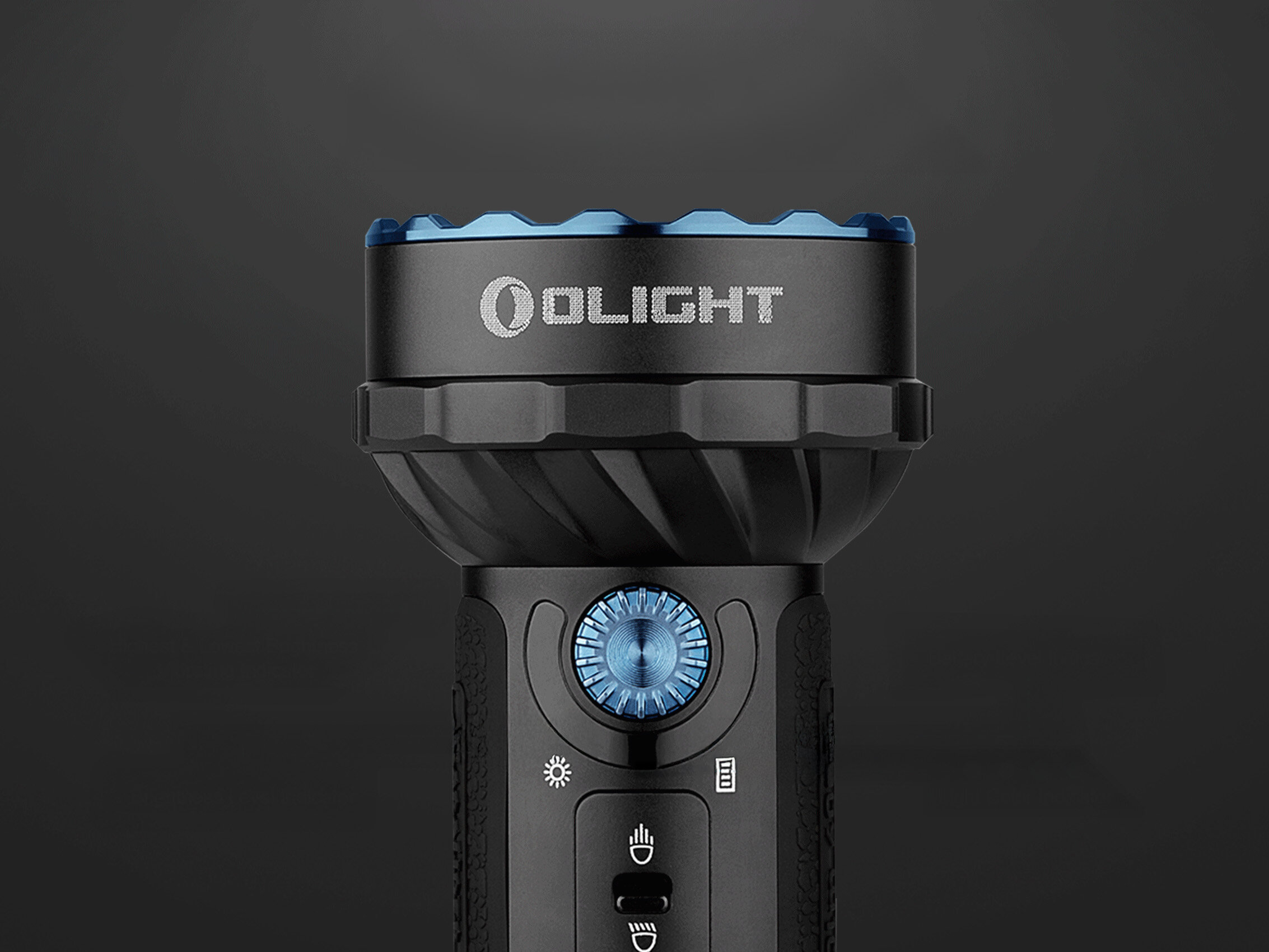 Latarka OLIGHT Marauder Mini QL000495 Czarny, aluminium, IPX8, odporna, O-ring, Zbliżenie na głowicę Olight Marauder Mini, wyraźne przyciski, nietuzinkowy design.