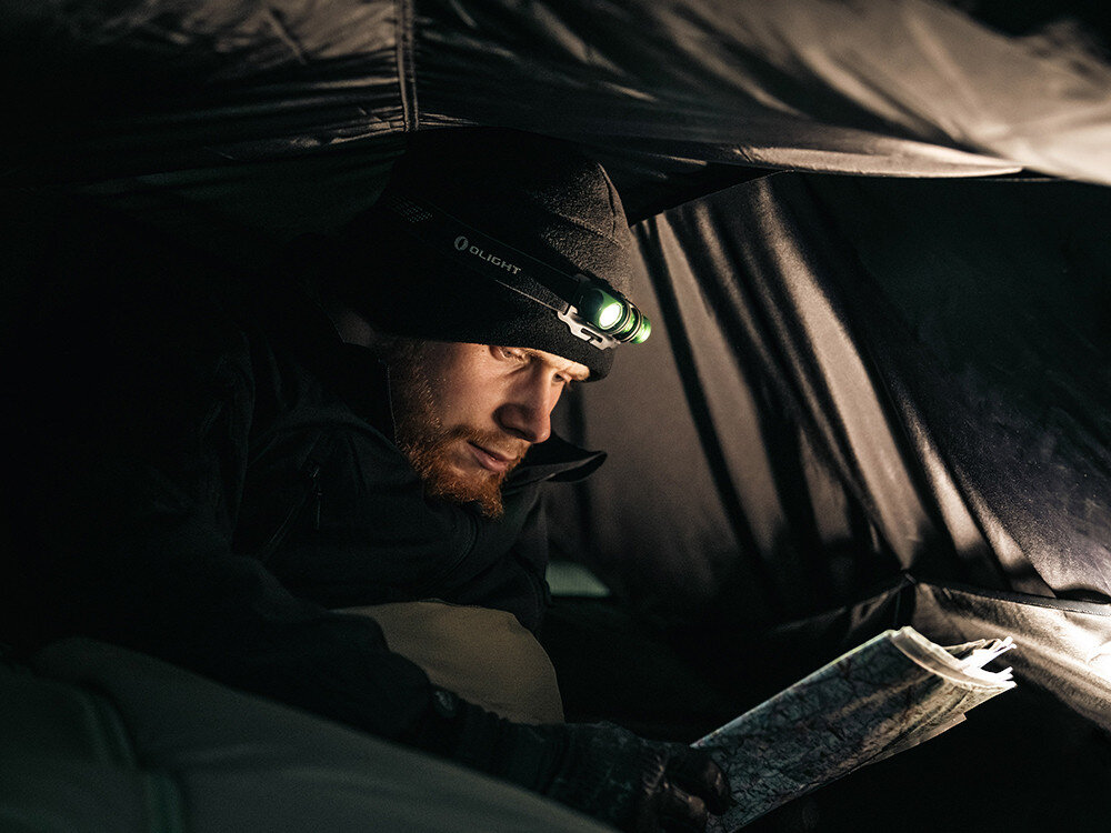 Latarka czołowa OLIGHT QL007623, ergonomia, moc, zasilanie, światło, Mechanik w czapce Olight naprawia auto wieczorem, jasna czołówka oświetla komorę silnika.