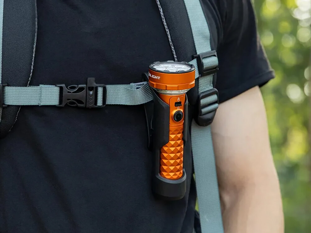 Latarka OLIGHT Prowess QL690681, Moc światła, zaufanie, profesjonalna latarka, warunki terenowe, Pomarańczowa latarka Olight Prowess w uchwycie, plecak turystyczny, detal pasków.