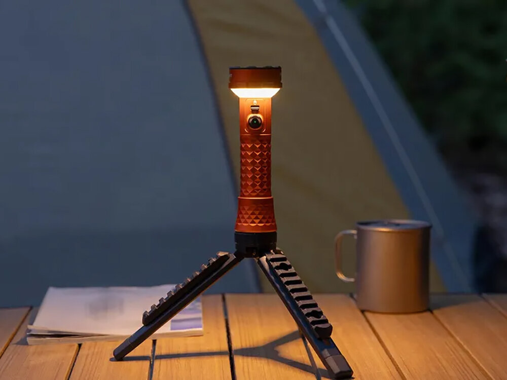 Latarka OLIGHT Prowess QL690681, Dwa źródła, zimne światło, ciepłe światło, zasięg 245m, Pomarańczowa latarka Olight Prowess jako lampka na statywie, biwak, kubek, stół.