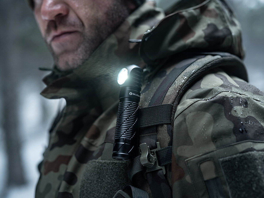 Latarka czołowa OLIGHT Perun 2 QL121745, latarka, Perun 2, światło, teren, Latarka Olight przypięta do plecaka taktycznego, jasne światło, mundur w kamuflażu, zima.