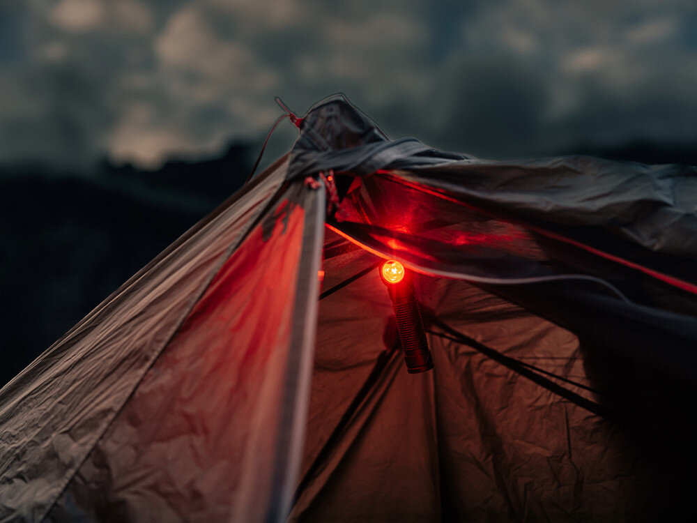 Latarka czołowa OLIGHT Perun 3 QL690193, białe, czerwone, diody, światło, Latarka Olight generuje czerwone światło w namiocie, nocne warunki, funkcja sygnalizacyjna.