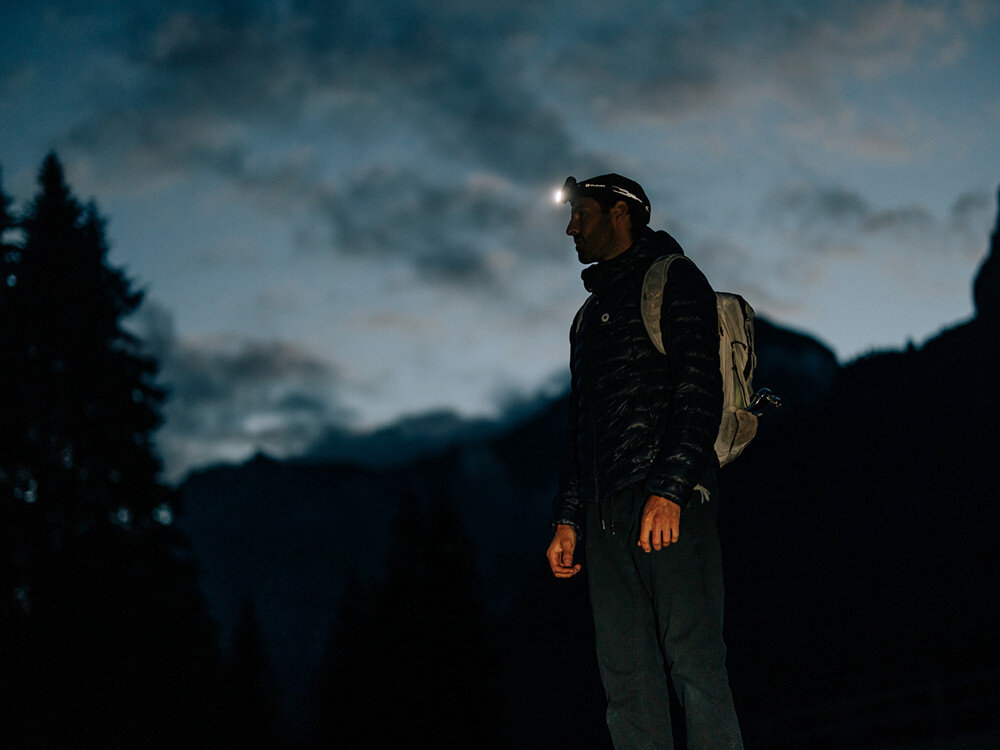 Latarka czołowa OLIGHT Perun 3 QL690193, tryby, turbo, SOS, długie świecenie, Latarka Olight w wodzie, rozświetla strumień, test szczelności, odporność na zanurzenie.