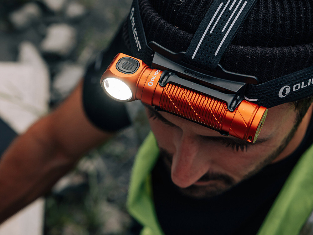 Latarka czołowa OLIGHT Perun 3 QL690216, LED, czołówka, 3000 lumenów, ergonomia, Turysta w lesie, latarka Olight zamocowana na głowie, oświetla ścieżkę po zmroku, ciemny las.