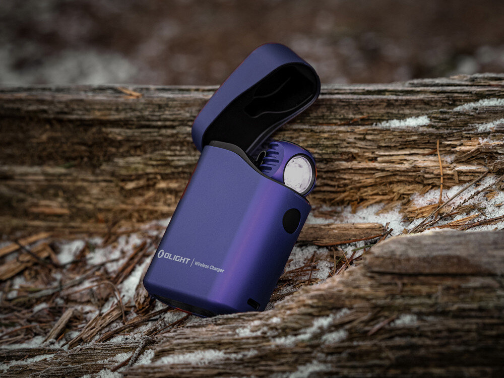 Latarka czołowa OLIGHT Perun 3 Mini QL692838, moc, jasność, biała, czerwona, Powerbank Olight z fioletową latarką Perun 3 Mini na pniu drzewa, sceneria leśna, śnieg.