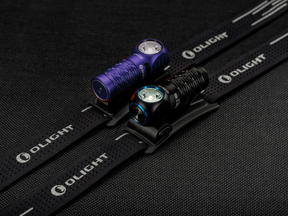 Latarka czołowa OLIGHT Perun 3 Mini QL692838, aluminium, anodyzacja, IPX8, odporność, Fioletowa i czarna czołówka Olight Perun 3 Mini w uchwycie na opasce, czarne tło, detale.