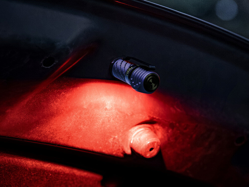 Latarka czołowa OLIGHT Perun 3 Mini QL692838, białe, czerwone, tryby, SOS, Fioletowa latarka Olight przymocowana magnetycznie pod maską samochodu, czerwona poświata.