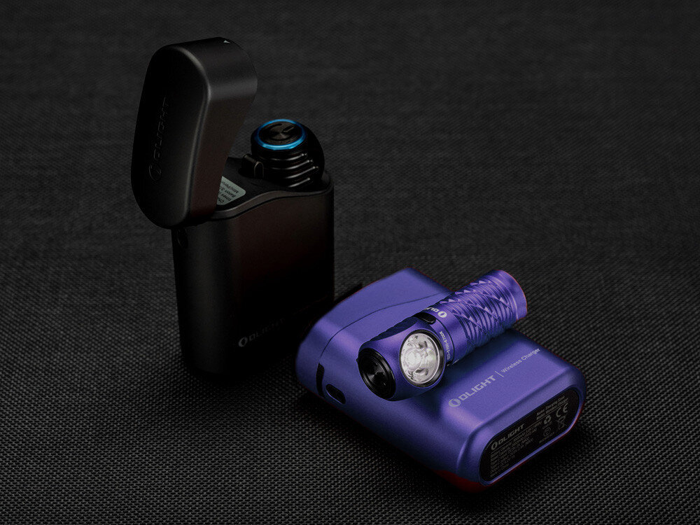 Latarka czołowa OLIGHT Perun 3 Mini QL692838, magnes, klips, mocowanie, smycz, Dwa powerbanki Olight z latarkami Perun 3 — jeden fioletowy, drugi czarny, detale zbliżeniowe.