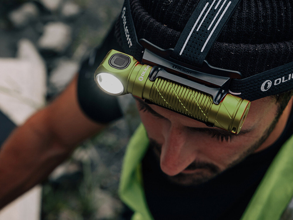 Latarka czołowa OLIGHT Perun 3 QL691534, LED, czołówka, 3000 lumenów, ergonomia, Zbliżenie na latarkę Olight w oliwkowym kolorze na opasce, jasne światło podczas nocnych działań.